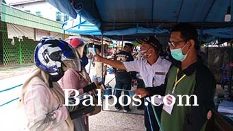 PENCEGAHAN CORONA: Petugas dari Gugus Tugas Percepatan Penanganan Covid-19 PPU memeriksa warga yang akan masuk PPU. Di pintu masuk juga disediakan sarana cuci tangan.