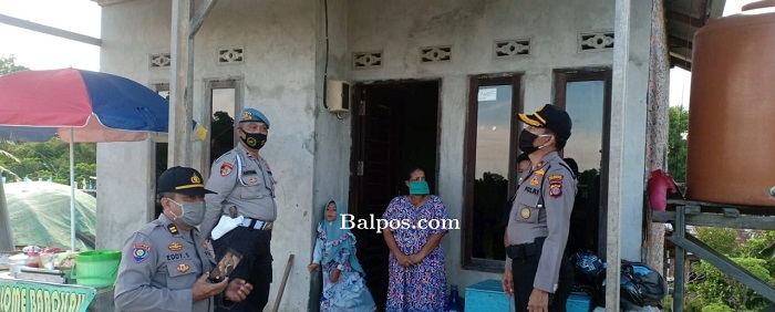 SELIDIKI PELAKU: Kapolsek Balikpapan Selatan Kompol Harun Purwoko bersama anggotanya mendatangi rumah korban pencurian HP.