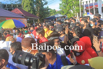 JADI EVALUASI: Penyebaran Covid-19 kian masif di Balikpapan, pencegahan dengan mematuhi protokol kesehatan menjadi wajib, salah satunya dengan menjaga jarak. Diharapkan saat penetapan paslon pada Rabu (23/9) nanti, kerumunan massa bisa dicegah.