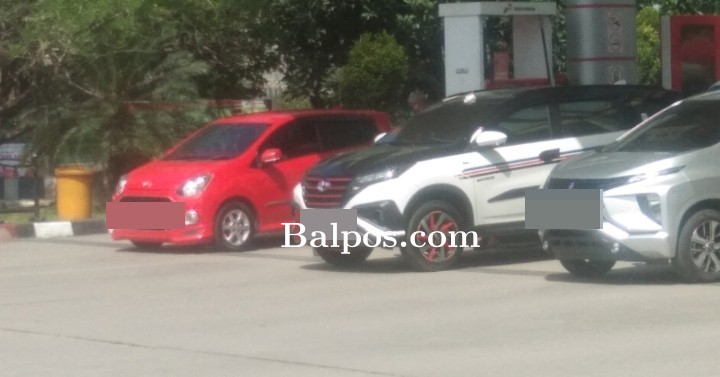 HARUS TEGAS: Mobil yang diduga pengetap BBM terlihat di SPBU Karang Anyar dan SPBU Kebun Sayur sedang mengetap BBM dalam satu hari dengan waktu berbeda. Beberapa hari lalu mobil tersebut juga terparkir di Polsek Balikpapan Selatan.
