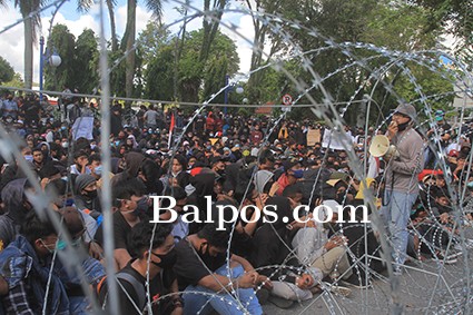 SAMPAIKAN ASPIRASI: Demonstran dari gabungan mahasiswa, serikat buruh dan ormas saat menyampaikan aspirasi penolakan pengesahan UU Cipta Kerja di depan Kantor DPRD Balikpapan, Jumat (9/10) lalu.