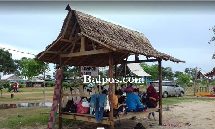 MANJAKAN PENGUNJUNG: Pokdarwis Pantai Nirmala Lamaru canangkan bangun gazebo secara swadaya.