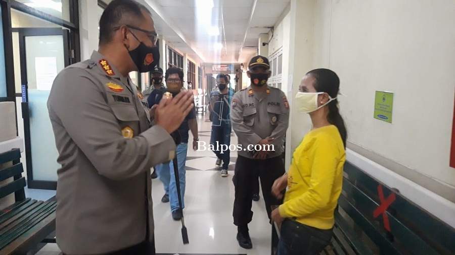 Kapolres saat menjenguk korban.