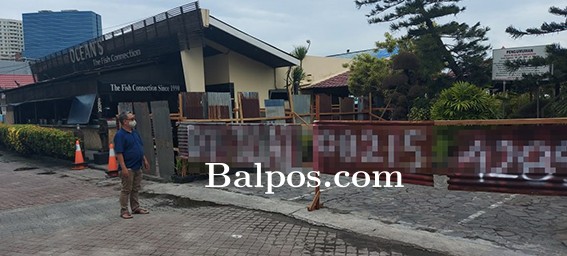 RUGI RATUSAN JUTA: Wiliam menunjukkan lokasi retoran Oceans yang dipagar yang mengakibatkan retoran kehilangan pendapatan ratusan juta per bulan.