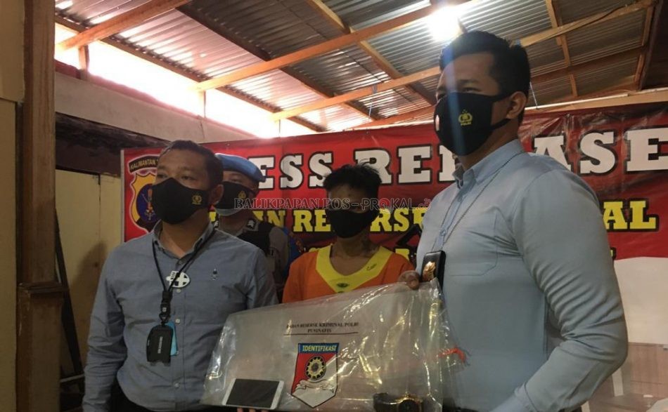 Tersangka dengan barang bukti.