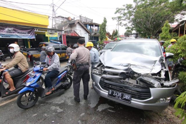 Sejumlah kendaraan rusak dihantam truk.