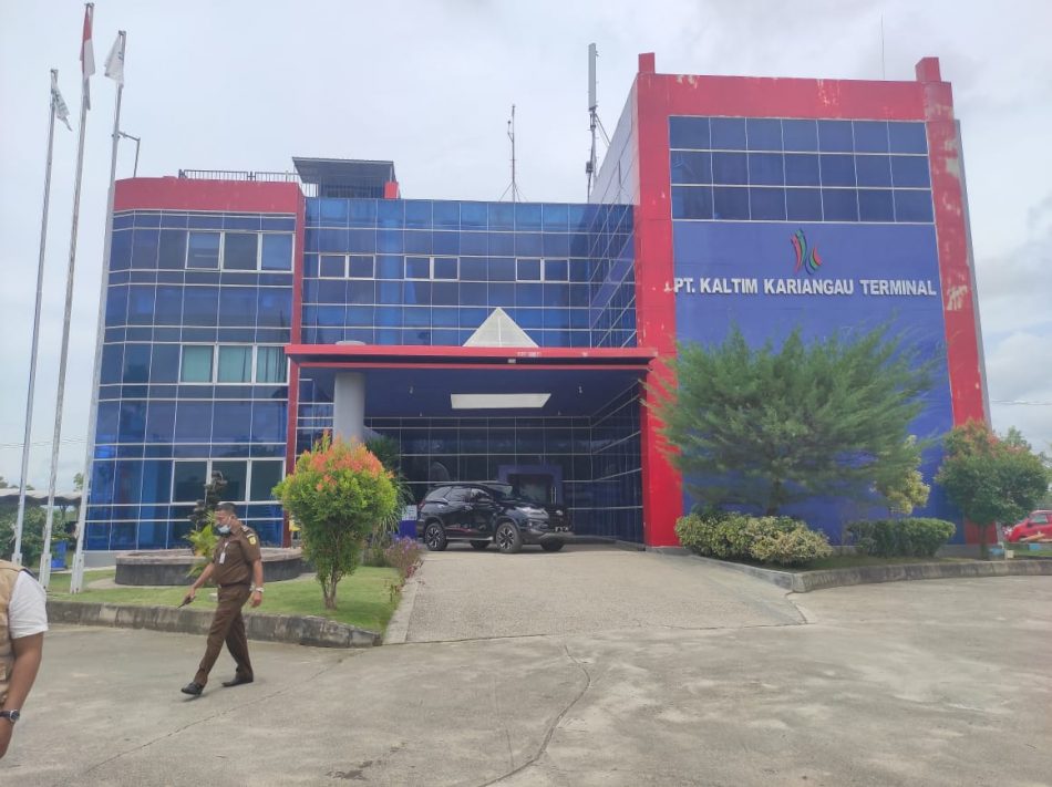 Tim Penyidik dari Kejaksaan Negeri (Kejari) Balikpapan melakukan penggeledahan di Kantor PT Kaltim Kariangau Terminal (KKT) di Jalan Pulau Balang, Kariangau, Balikpapan Barat (Balbar), Selasa (9/2) siang.
