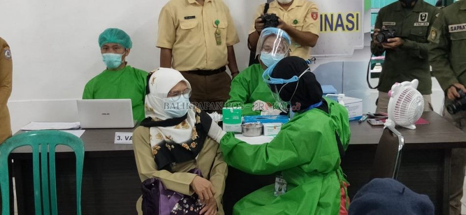 Pelaksanaan vaksinasi guru.