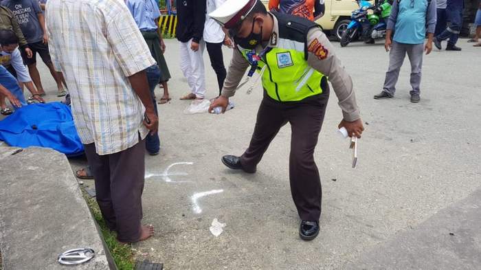 Polisi melakukan olah TKP.