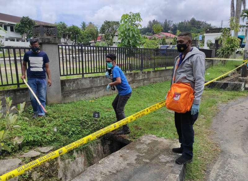 Polisi melakukan olah TKP.