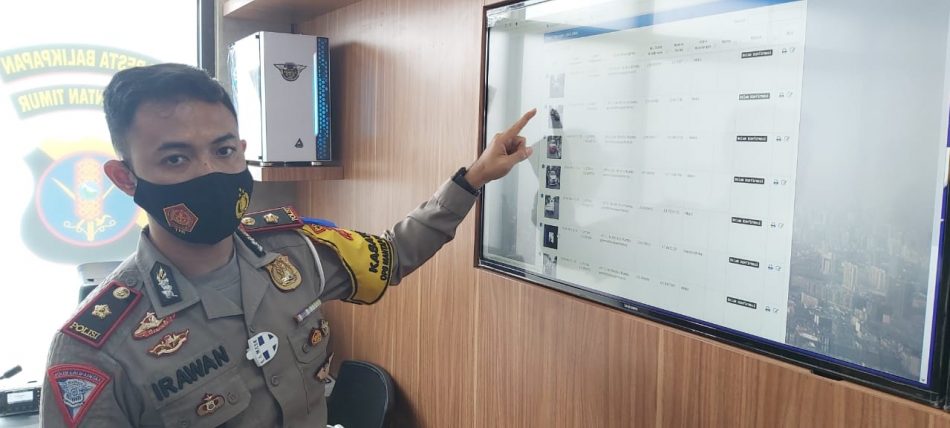 Para pelanggar tersebut terekam kamera elektronik yang terpasang di helm petugas Satlantas Polresta Balikpapan saat melakukan patroli di ruas Jalan Jenderal Sudirman, Balikpapan Kota.