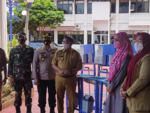 Rizal Effendi di salah satu sekolah.
