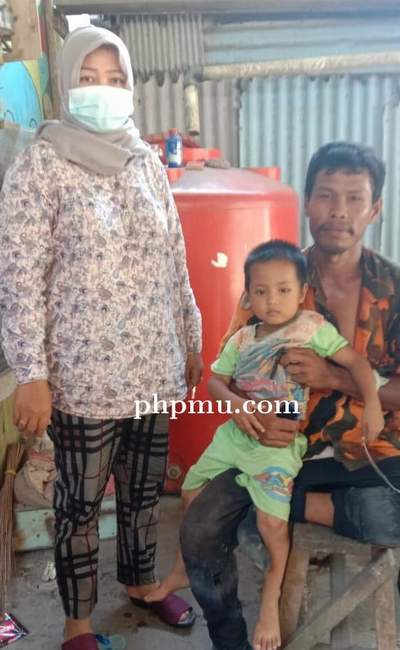 DIJEMPUT BAPAK: Anak laki-laki yang ditemukan bermain sendirian di jalan diamankan Ketua RT 05 Batu Ampar, kemudian dijemput oleh bapaknya