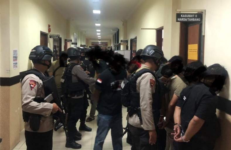 Puluhan anggota ormas diamankan di Polda Kaltim.