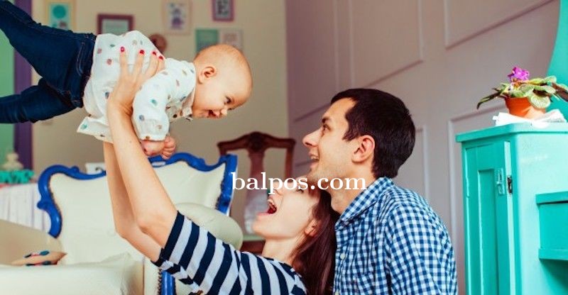 JANGAN DILAKUKAN: Walau anak terlihat menikmati ayunan dan guncangan kencang, namun sindrom merupakan salah satu penyebab utama kematian dan gangguan saraf pada anak.