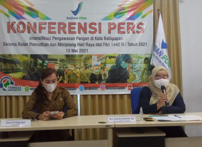 Kepala Loka POM Kota Balikpapan Dra. Sumiaty Haslinda saat jumpa pers.