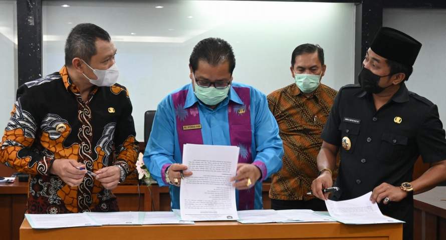 SALING KLAIM: Bupati Paser dr Fahmi Fadli (kiri) dan Bupati PPU Abdul Gafur Mas