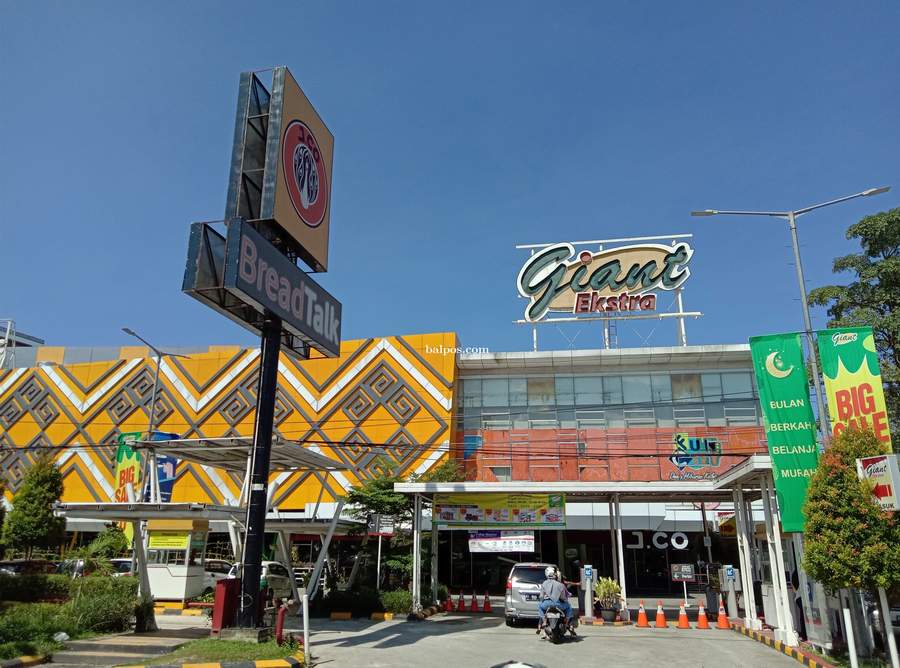 BANYAK DISKON: Giant Ekstra yang terletak di kawasan Jalan MT Haryono diserbu pengunjung, pada Rabu (26/5) kemarin. PT Hero Supermarket Tbk telah menyatakan seluruh gerai Giant akan ditutup Juli 2021 nanti