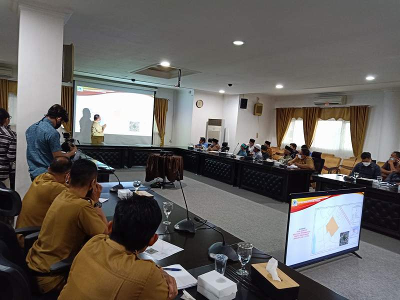 CARI SOLUSI: DPRD Paser menggelar rapat dengar pendapat terkait wakaf lahan Pekuburan Semumun yang berdekatan dengan Panti Asuhan Al Muhtadin, Senin (7/6).