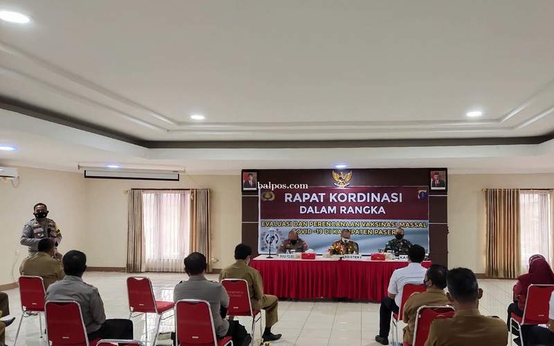 BAHAS VAKSINASI: Rapat koordinasi dalam rangka evaluasi dan perencanaan vaksinasi massal Covid-19 di ruang Rupatama Polres Paser, kemarin (14/6)