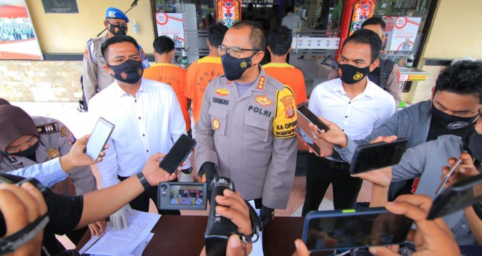 Tersangka dibeberkan oleh kepolisian.