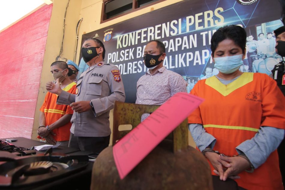 Tersangka dan barang bukti.