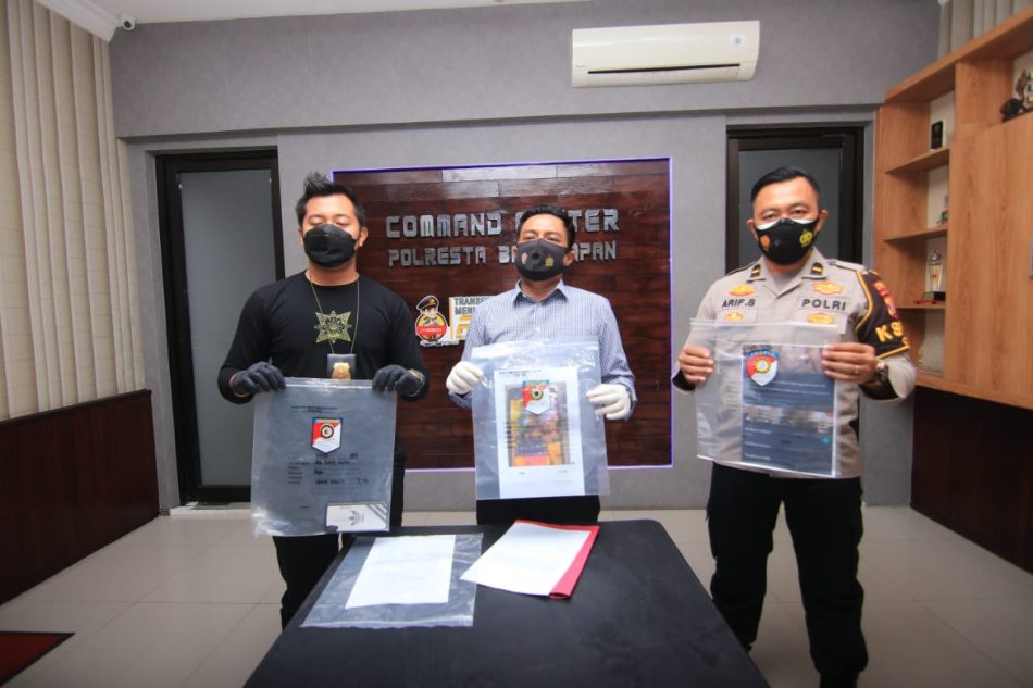 Polisi beber barang bukti.