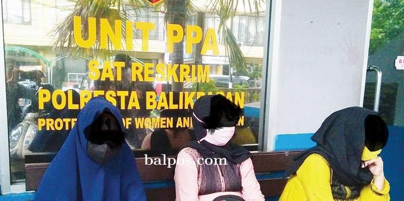 MELAPOR: Keluarga korban pencabulan yang diduga dilakukan kakek HA melapor ke Unit PPA Polresta Balikpapan