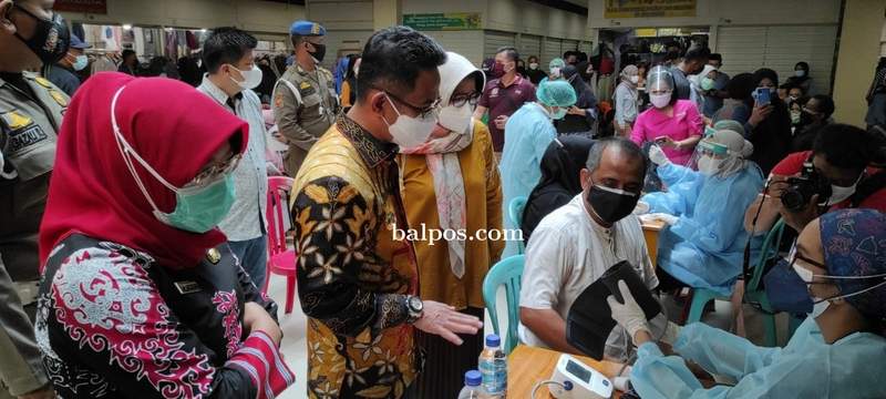 DIALOG:Wali Kota Rahmad Mas’ud didampingi Kepala DKK Andi Sri Juliarty saat meninjau pelaksanaan vaksinasi terhadap para pedagang di Kampung Baru.