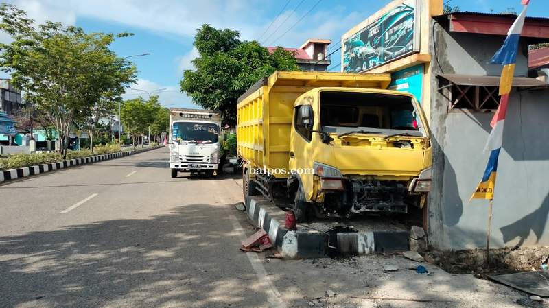 BELUM DIEKSEKUSI: Truk yang dikendarai Riski hingga kemarin belum bisa dipindahkan. TOMI/PASER POS