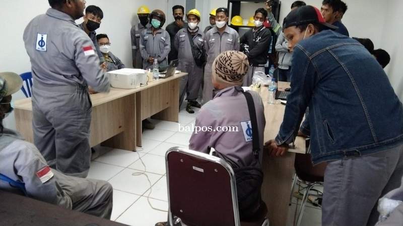 TAGIH JANJI:Para pekerja proyek RDMP kilang Pertamina Balikpapan yang belum dibayar gajinya