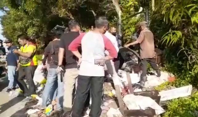 Warga mengevakuasi jasad bayi
