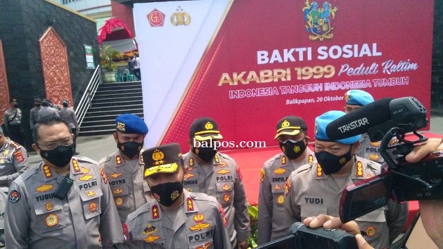 PENINDAKAN: Kapolda Kaltim Irjen Pol Herry Rudolf Nahak didampingi pejabat utama Polda Kaltim memberikan keterangan terkait dengan instruksi yang disampaikan oleh Kapolri Jenderal Listyo Sigit Prabowo.