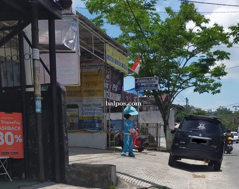 Badut yang menjual jasa kelucuan di Balikpapan.