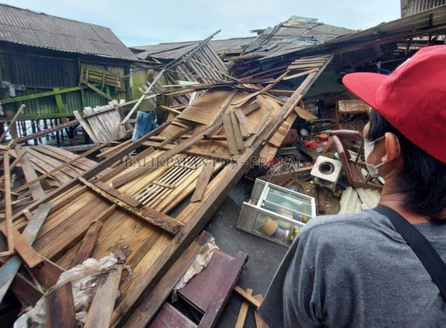 Rumah warga rusak dihantam angin kencang.