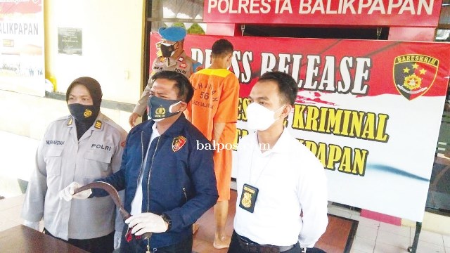 Pelaku (belakang baju oranye)
