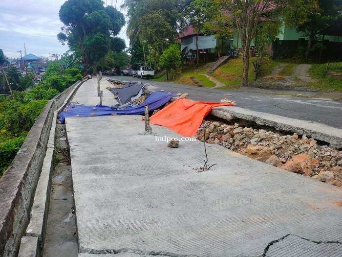 TUNGGU SURAT: Pengerjaan perbaikan lokasi jalan di Perumahan Tentara Asrama Bukit RT 63, Kelurahan Baru Ilir, Balikpapan Barat masih menunggu surat dari Wali Kota.