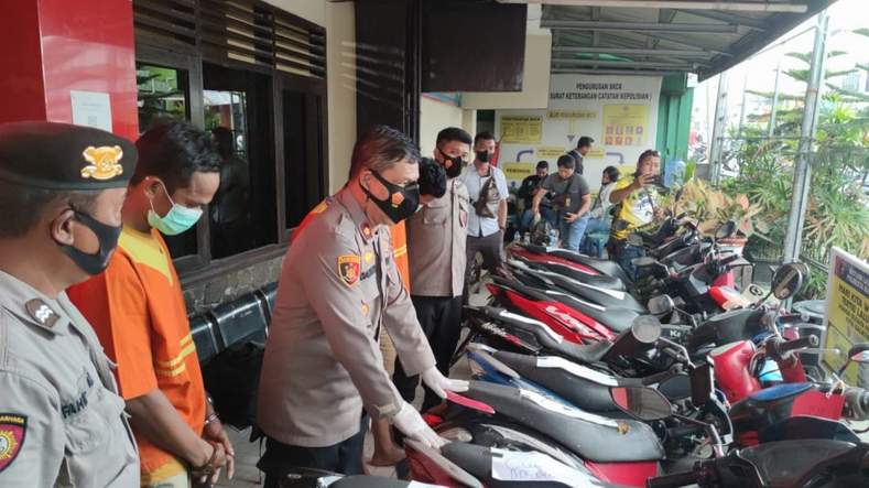 Tersangka dan barang bukti.