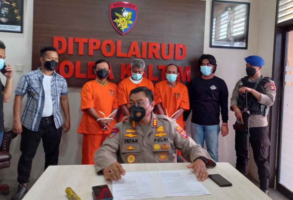 Para tersangka dibeber ke media.