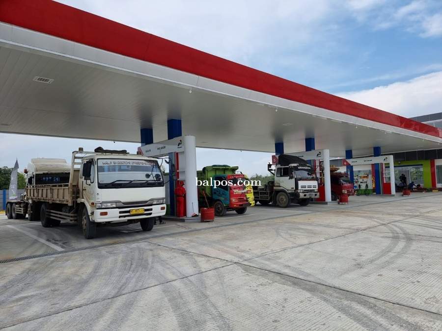 TERIMA KASIH PERTAMINA:SPBU Km 13 Karang Joang, Balikpapan Utara mulai beroperasi pada Jumat (1/3). SPBU ini untuk membantu mengurai antrian truk yang mengisi BBM jenis solar di SPBU yang berada dalam kota