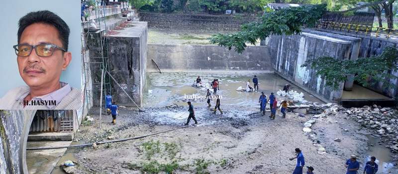 BAHAYA:Tenaga bantuan Pemkot Balikpapan sedang mengangkat sedimen di Waduk Telaga Sari, Kawasan Gunung Pasir, Kelurahan Telaga Sari, Kecamatan Balikpapan Kota yang mengalami kebocoran, pada Senin 20 Juni 2022. (FOTO : OKKY MAYHENDRA/BALIKPAPAN POS) H Hasy