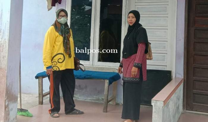 DIKURUNG: Tenaga Kerja Sosial Kecamatan (TKSK) dan LPM Batu Ampar saat mengunjungi rumah dimana ketiga anak perempuan dikurung. SUYONO/BALPOS