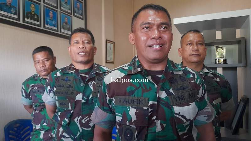 BERI PENJELASAN: Kapendam VI/Mlw Letkol Inf Taufik Hanif didampingi jajaran saat memberikan keterangan terkait pematokan lahan di RT 37 Kelurahan Manggar. JAMIL/BALPOS