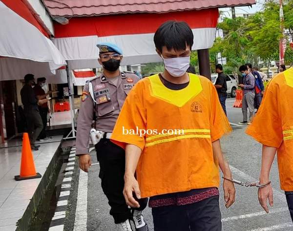 MERINGKUK DI SEL: HER digiring petugas usai dihadirkan dalam konferensi pers kasusnya. JAMIL/BALPOS