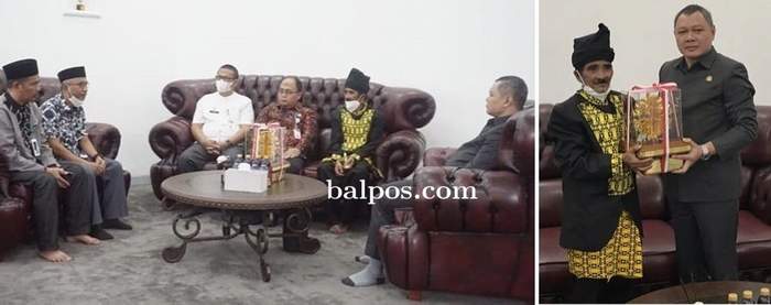 HARAPAN:Jidan, Kepala Adat MHA Mului, saat menyerahkan penghargaan Kalpataru 2022 kepada Bupati Paser dr Fahmi Fadli. (IST)