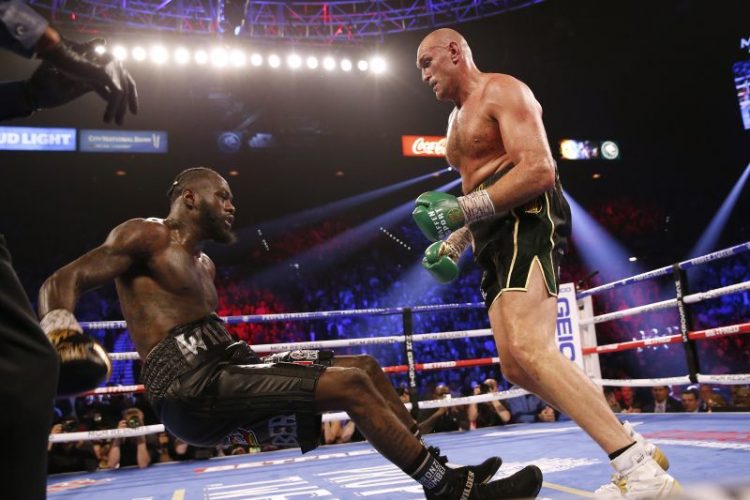 Tyson Fury menjatuhkan Deontay Wilder dalam WBC Heavyweight Title di The Grand Garden Arena, MGM Grand, Las Vegas, Amerika Serikat, Sabtu (22/2/2020). (Steve Marcus/Reuters)