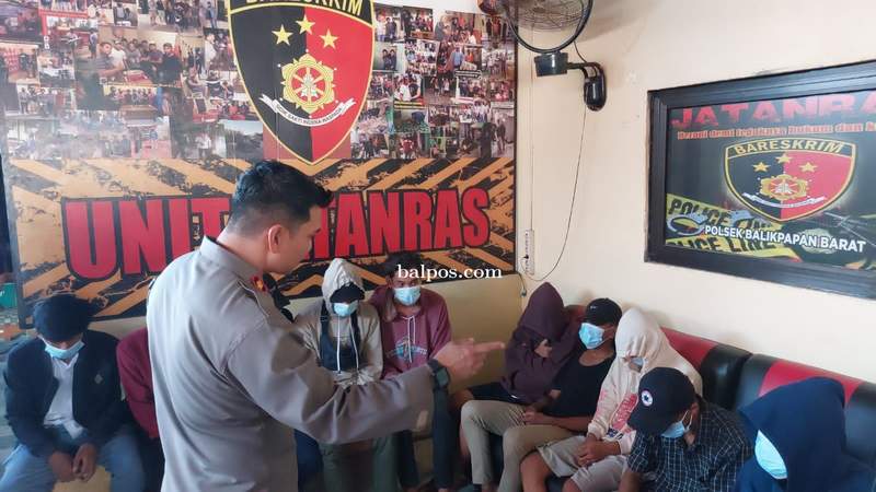 PEMBINAAN: Kapolsek Kompol Djoko Purwanto memberikan arahan kepada pelaku tawuran di Mapolsek Balikpapan Barat.