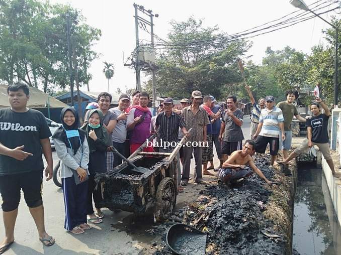 BERSIHKAN LINGKUNGAN:Warga diminta kembali aktif bergotong-royong setiap minggu guna mencegah penyebaran penyakit DBD yang kasusnya meningkat belakangan ini di beberapa wilayah di Kaltim.