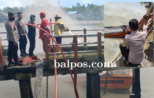 SPEEDBOAT SIAGA BENCANA: Petugas pemadam dibantu aparat kepolisian memadamkan speedboat yang terbakar. Speedboat milik BPBD tersebut mengalami kerusakan parah akibat amukan si jago merah. IST.
