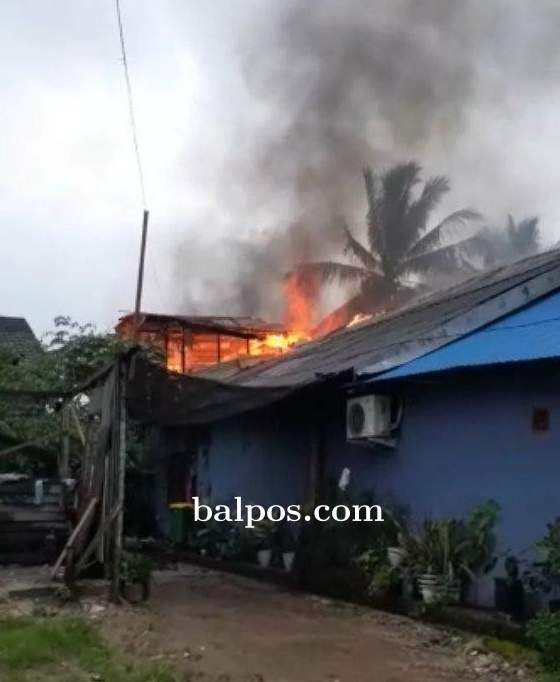 MUSIBAH: Satu rumah terbakar di Manggar. Penyebab kebakaran belum diketahui. IST.